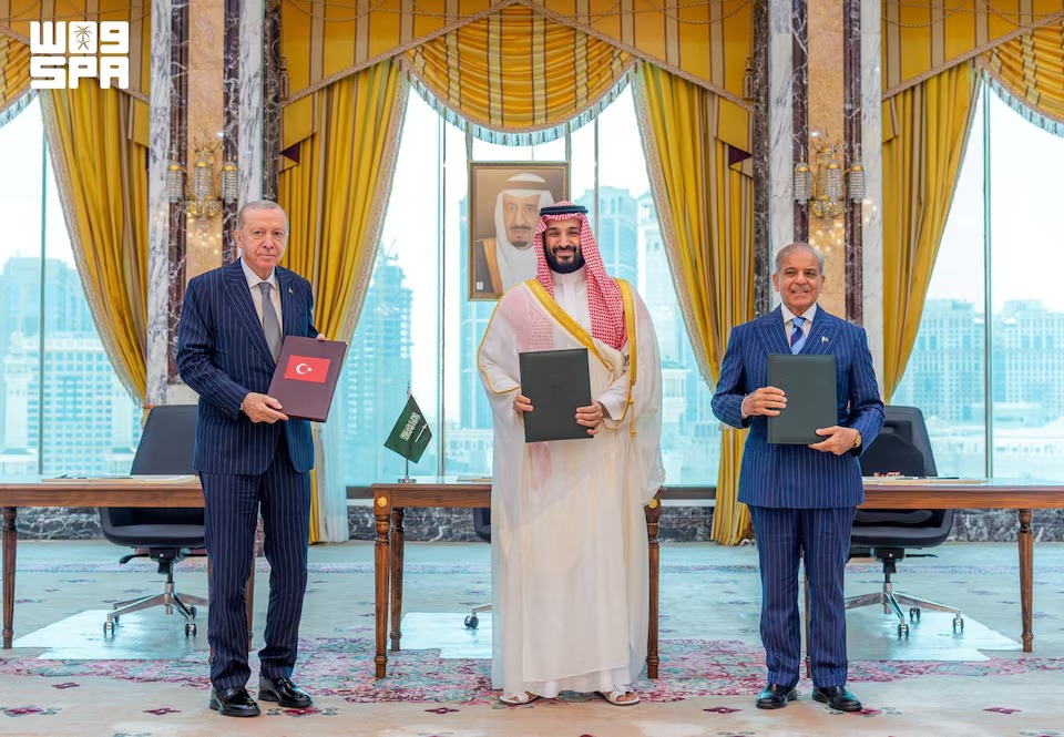الرئيس التركي رجب طيب أردوغان وولي العهد السعودي الأمير محمد بن سلمان ورئيس وزراء باكستان شهباز شريف. (رويترز)