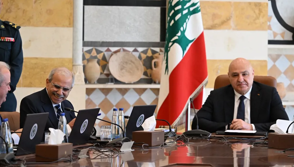 رئيسا الجمهورية جوزف عون (يمين) والحكومة نواف سلام (يسار) خلال جلسة مجلس الوزراء في قصر بعبدا (حسام شبارو).