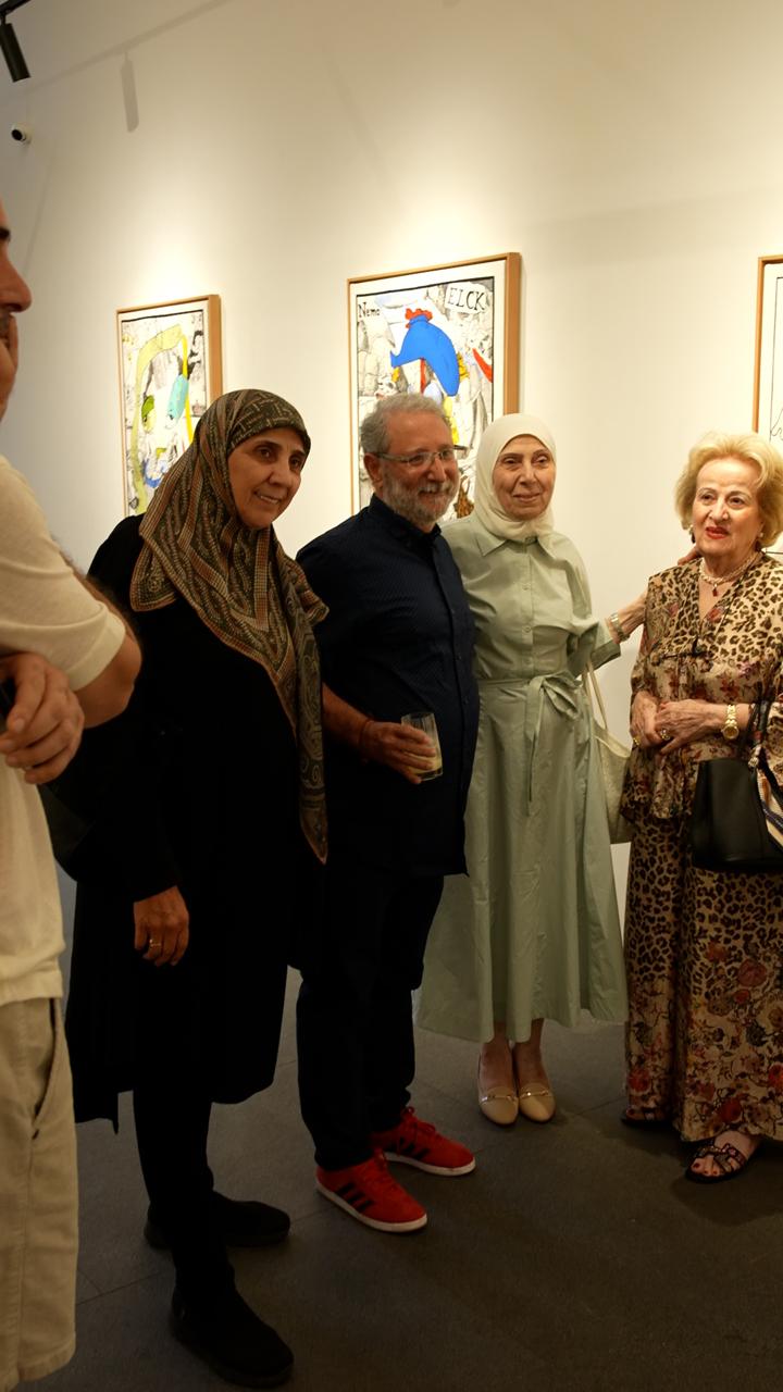 الفنان التشكيلي عدنان شرارة مع جانب من الحضور. (النهار)