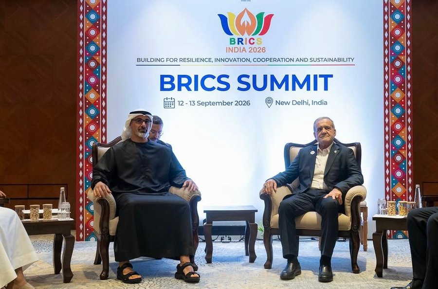  ولي عهد أبوظبي خالد بن محمد بن زايد آل نهيان (يسار) والرئيس الإيراني مسعود بزشكيان (يمين) على هامش قمة البريكس. (إكس)