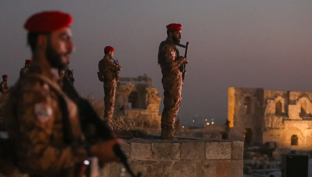 عناصر من قوات الأمن السورية خلال مراسم تكريم جرحى الحرب وذوي الجنود الذين قُتلوا في قلعة حلب، 12 أيلول/سبتمبر 2026. (رويترز)