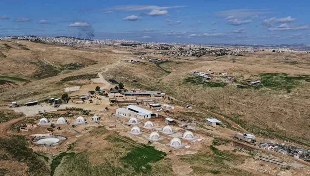 منظر جوي لبؤرة "Kedar Sheep Farm" الاستيطانية في الضفة الغربية، 20 كانون الثاني/يناير 2026. (رويترز)