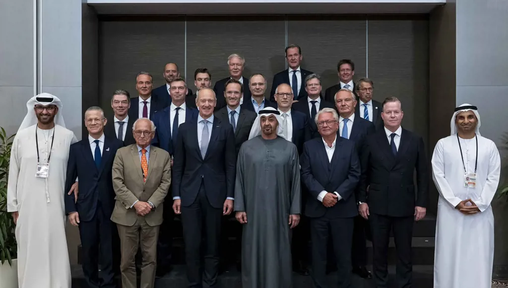 رئيس الإمارات الشيخ محمد بن زايد مع مجموعة من رؤساء مجالس إدارة شركات تكنولوجية كبرى في ألمانيا. (وام)