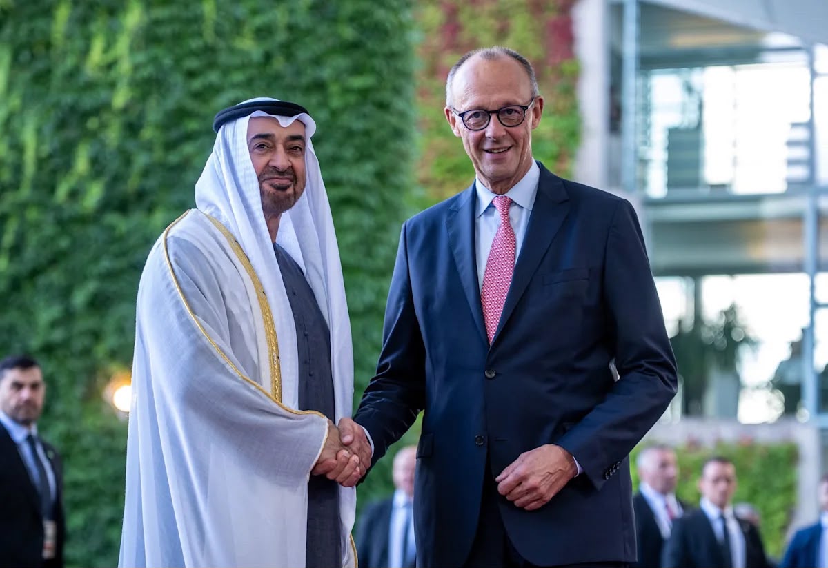 المستشار الألماني فريديريك ميرتس مستقبلاً رئيس الإمارات الشيخ محمد بن زايد في برلين. (أ ف ب)