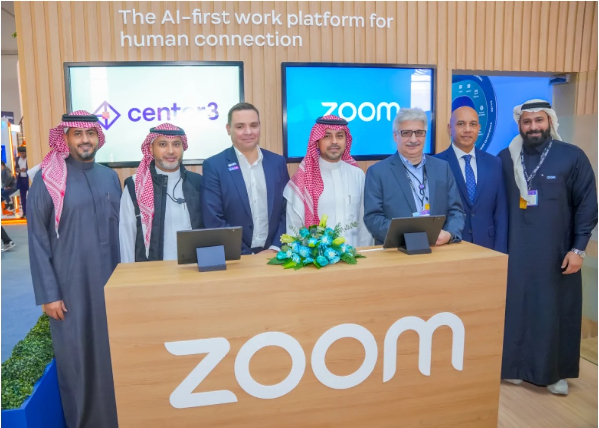 مهند الكلش نائب الرئيس التنفيذي في زووم لمنطقة الشرق الأوسط وشمال إفريفيا وتركيا وباكستان خلال توقيع اتفاقية مع