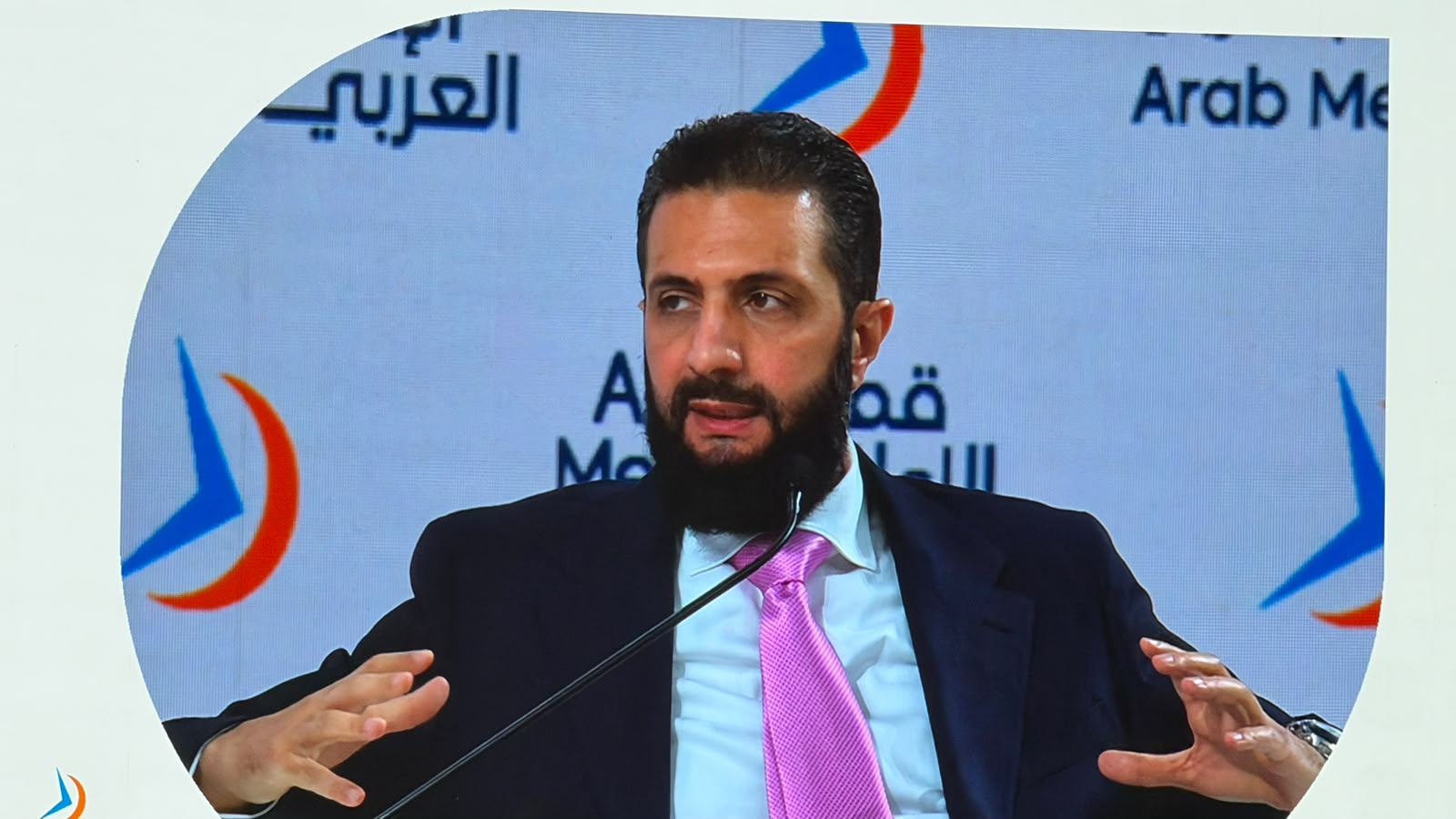 الرئيس السوري أحمد الشرع متحدّثاً في الجلسة الافتتاحية لقمة الإعلام العربي في دبي (النهار).
