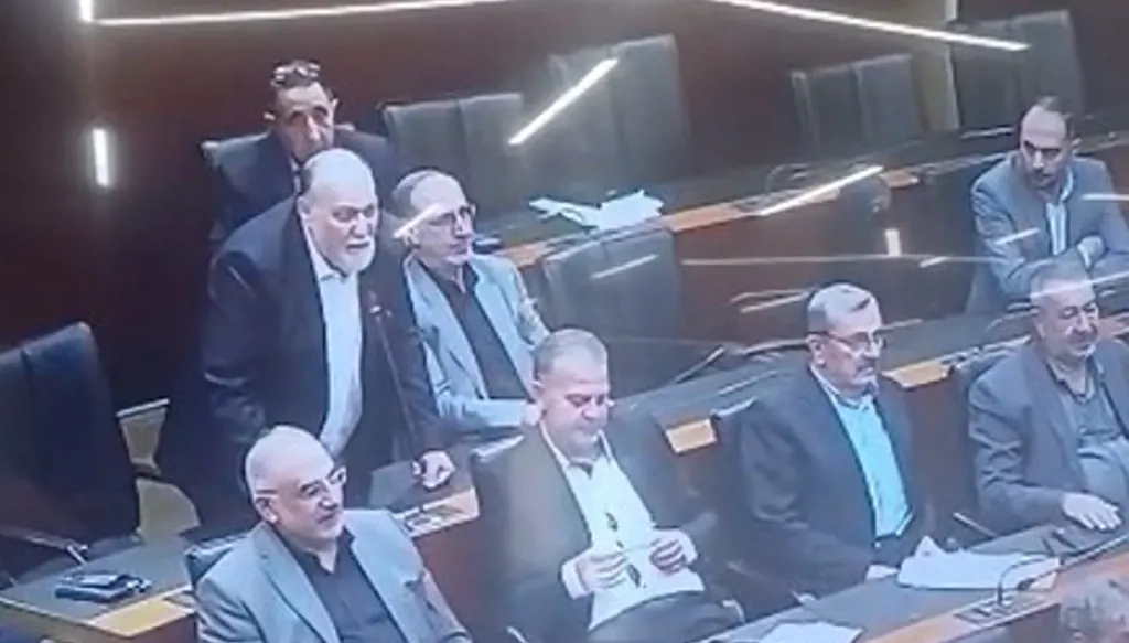 سجالٌ حاد بين علي عمار وأشرف ريفي خلال جلسة مساءلة الحكومة