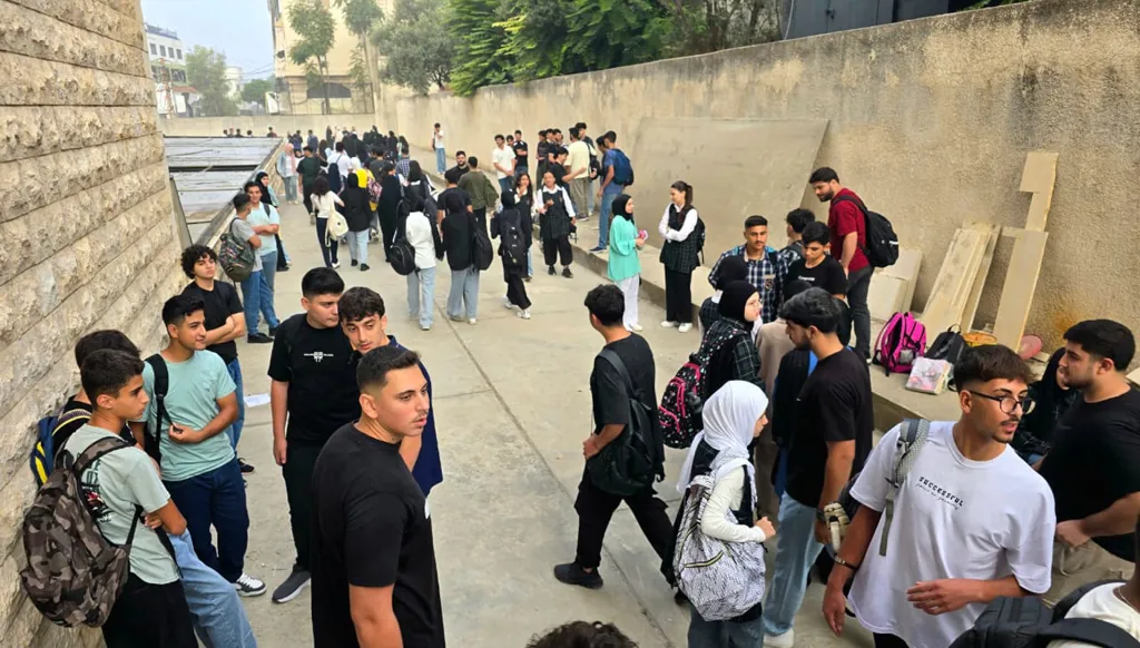 طلاب وطالبات ثانوية الصباح الرسمية في معهد النبطية الفني (أحمد منتش). 