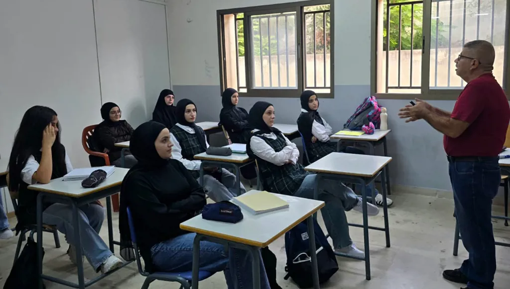 طلاب وطالبات ثانوية الصباح الرسمية في معهد النبطية الفني (أحمد منتش). 