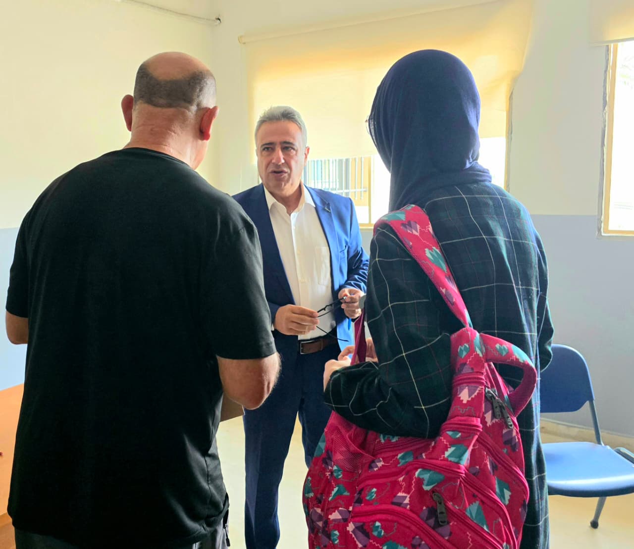 مدير الثانوية عباس شميساني يستقبل الطلاب وأوليائهم في اليوم الأول لبدء العام الدراسي (أحمد منتش).