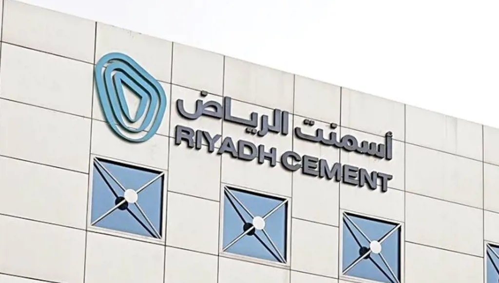 أسمنت الرياض توسّع الأتمتة والطاقة الشمسية لدعم الربحية وخفض الكلفة