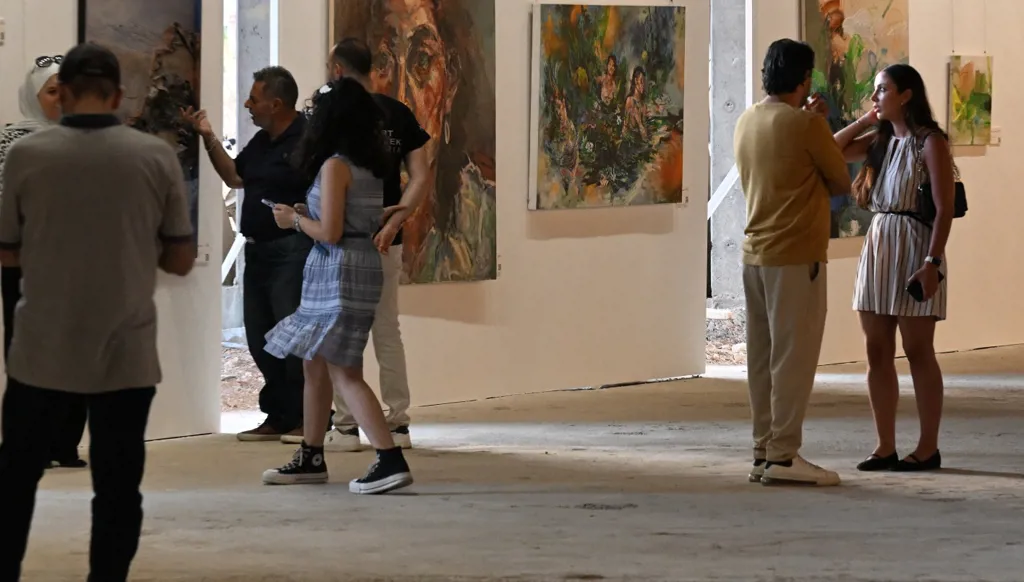 حضور في معرض "للفن أثر" في المركز الوطني للفنون البصرية بدمشق، في 13 آب/أغسطس الماضي. (أ ف ب)