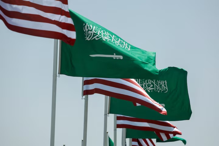 أعلام الولايات المتحدة والسعودية. (رويترز)