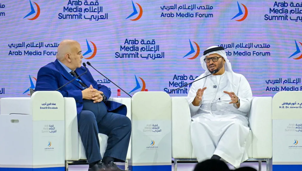 المستشار الديبلوماسي للرئيس الإماراتي أنور قرقاش متحدّثاً خلال "قمة الإعلام العربي" في دبي.