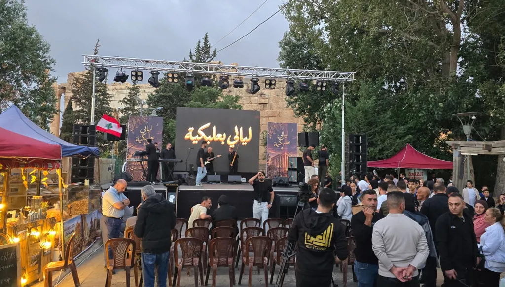 صهيل الخيل ومطر الخريف وجمهور يتزاحم على الفرح... بعلبك ترفض الموت