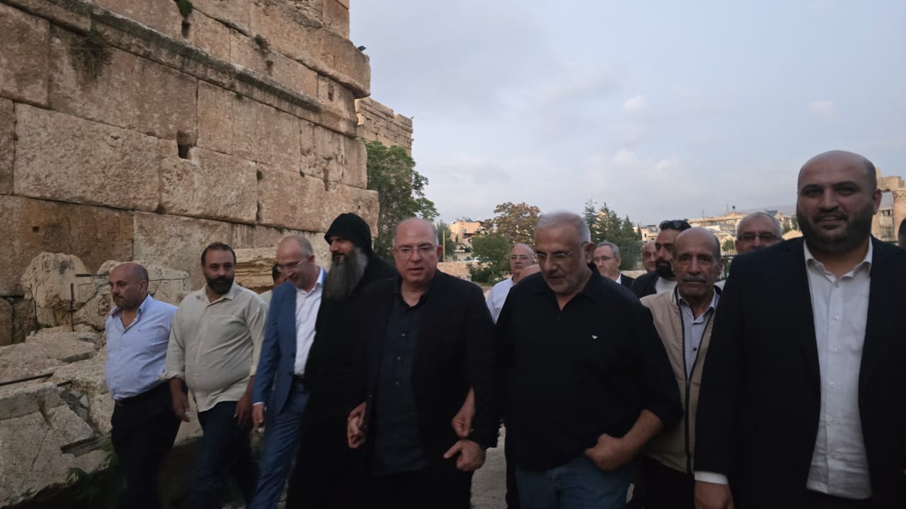 الوفد يجول في القلعة الأثرية. (النهار/لينا إسماعيل)