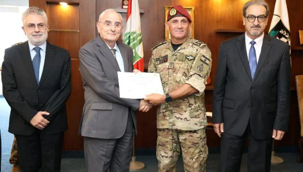 وزير الدفاع اللبناني يوزّع شهادات دورة مكافحة الفساد على ضباط المفتشية