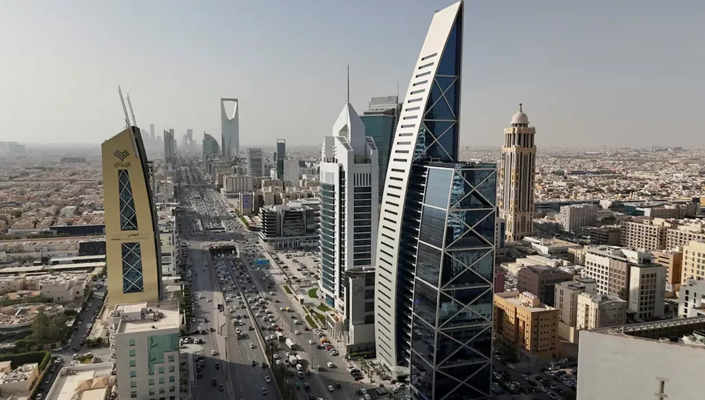 استطلاعات بلومبرغ ورويترز تخفض توقعات نمو السعودية في 2026