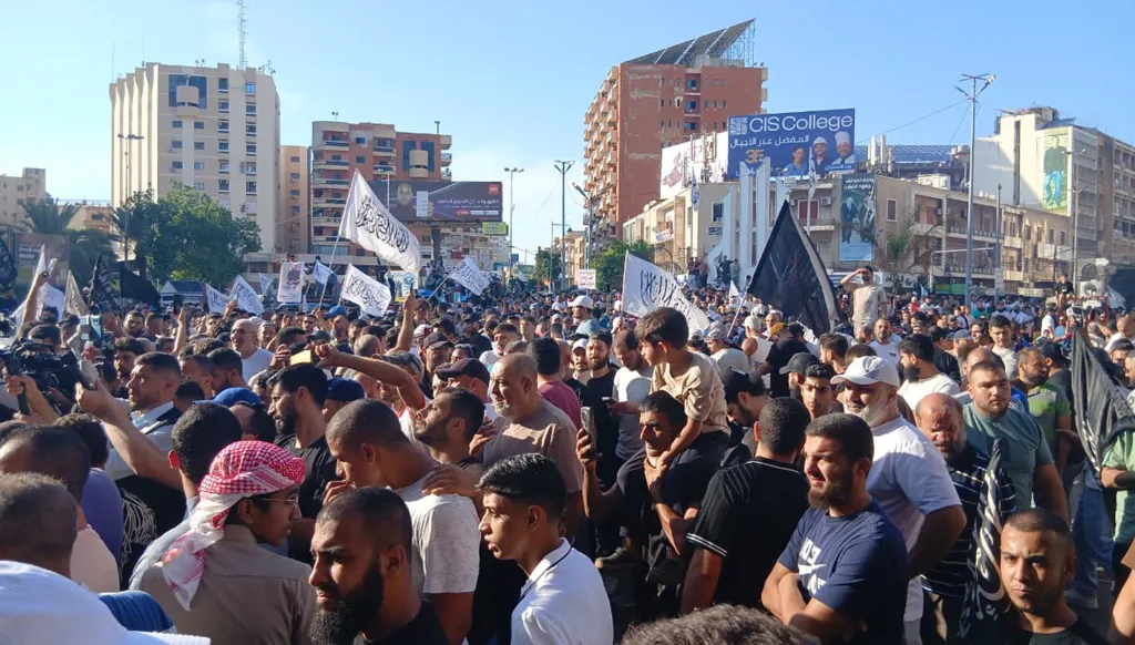محتجون يقطعون السير في ساحة النور بطرابلس احتجاجاً على تعليق قانون العفو العام
