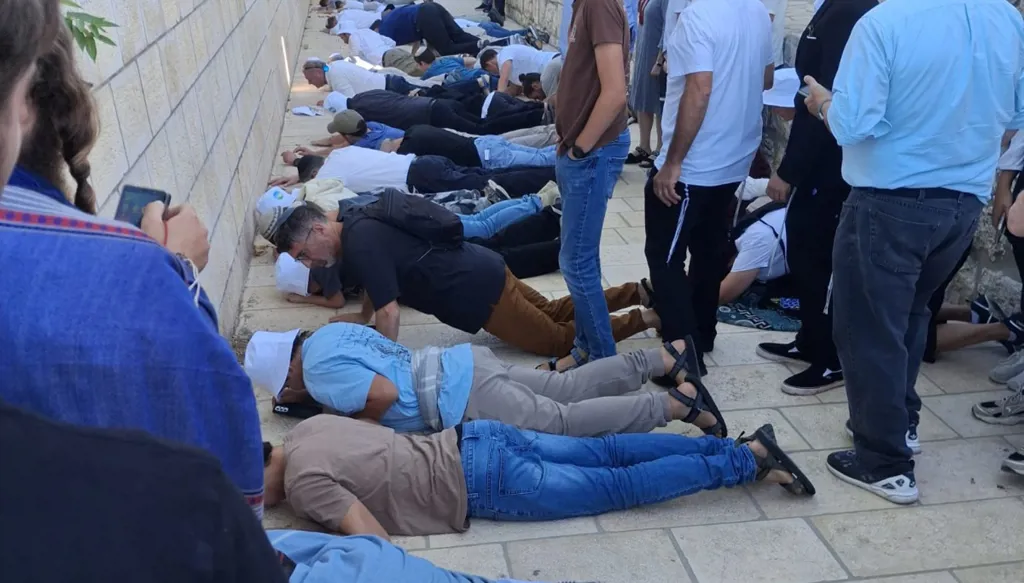 مستوطنون يمارسون طقوساً دينية في باحات المسجد الأقصى. (إكس)