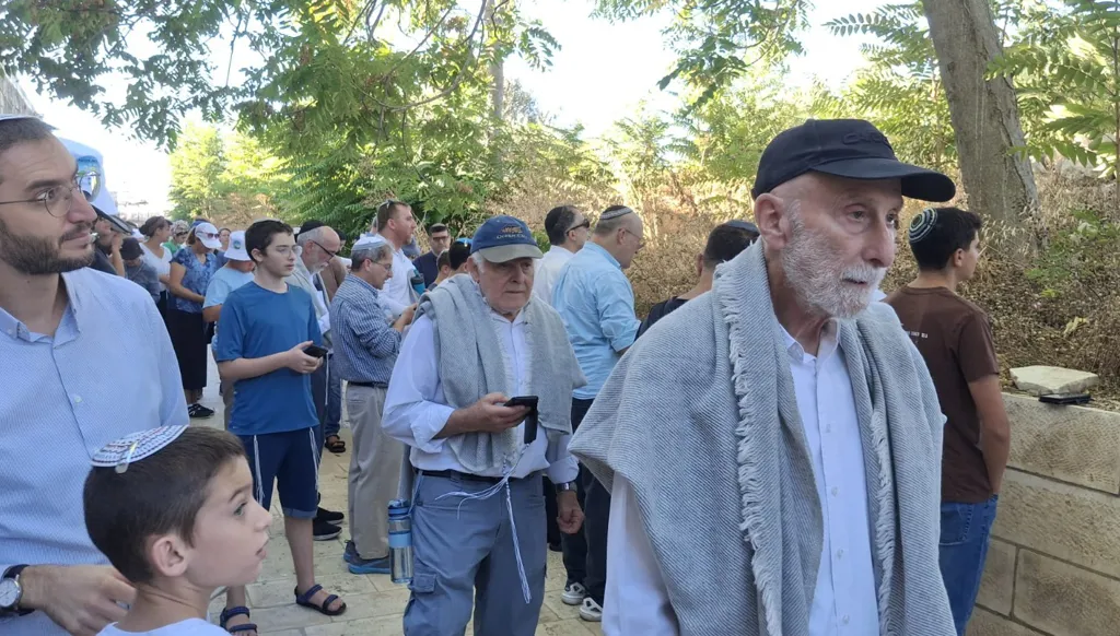 مستوطنون إسرائيليون في باحات المسجد الأقصى. (إكس)