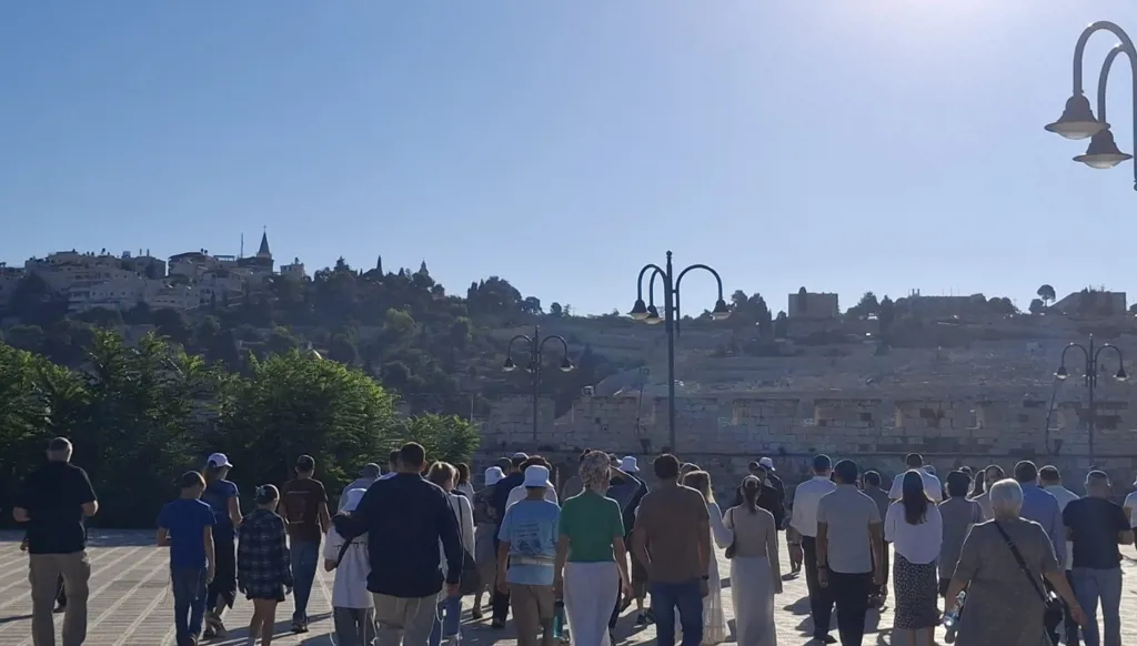 مئات المستوطنين يقتحمون باحات المسجد الأقصى في "يوم الغفران اليهودي" (صور وفيديو)