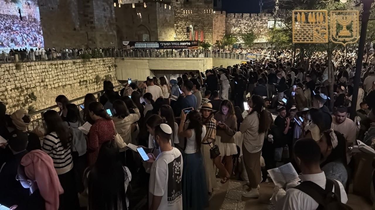 مئات المستوطنين يقتحمون باحات المسجد الأقصى في يوم "الغفران اليهودي"(صور وفيديو)