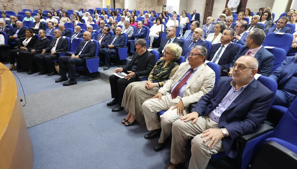 وزيرة التربية اللبنانية تكرّم نقيب المعلّمين نعمه محفوض بـ"وسام المعلّم"