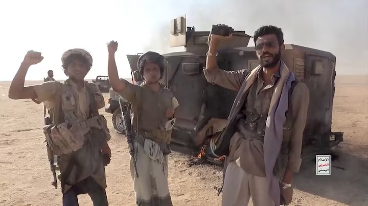 مقاتلون من الحوثيين يقفون بجانب مركبة مدمرة في 15 أيلول/سبتمبر . رويترز
