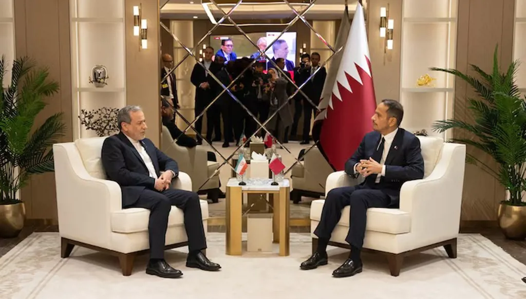 رئيس وزراء قطر ووزير خارجيتها الشيخ محمد بن عبد الرحمن بن جاسم آل ثاني لدى لقائه وزير الخارجية الإيراني عباس عراقجي في نيويورك في 22 أيلول/سبتمبر 2026. (رويترز)
