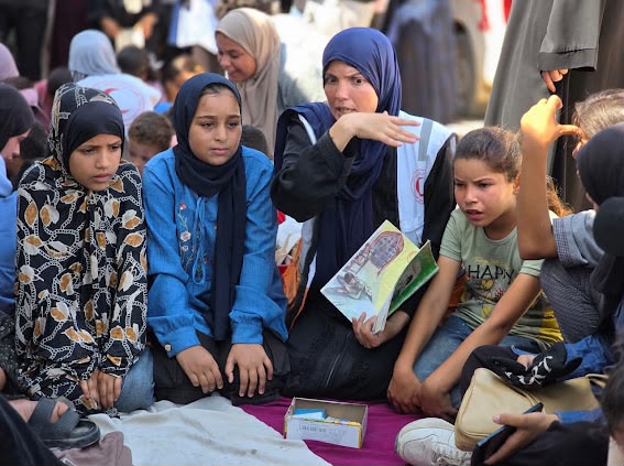 أطفال أمام باص الأمل في غزّة.