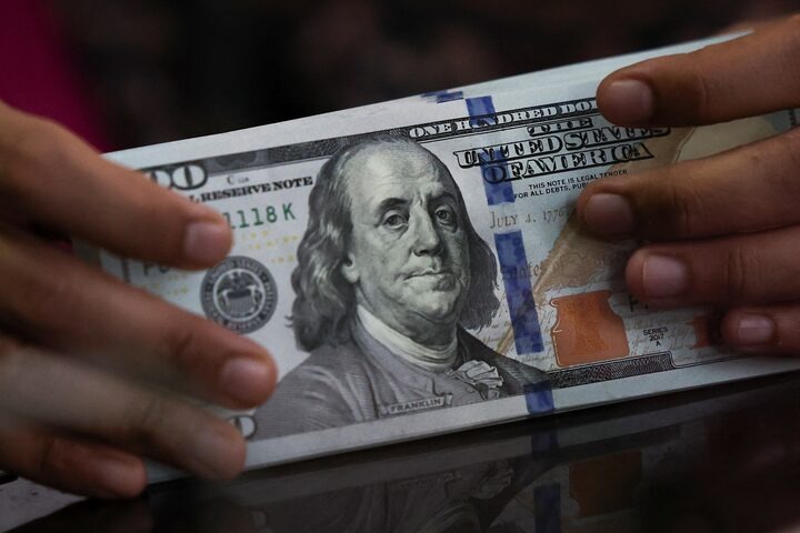 أسعار الذهب تتراجع... كم بلغ سعر الأونصة؟