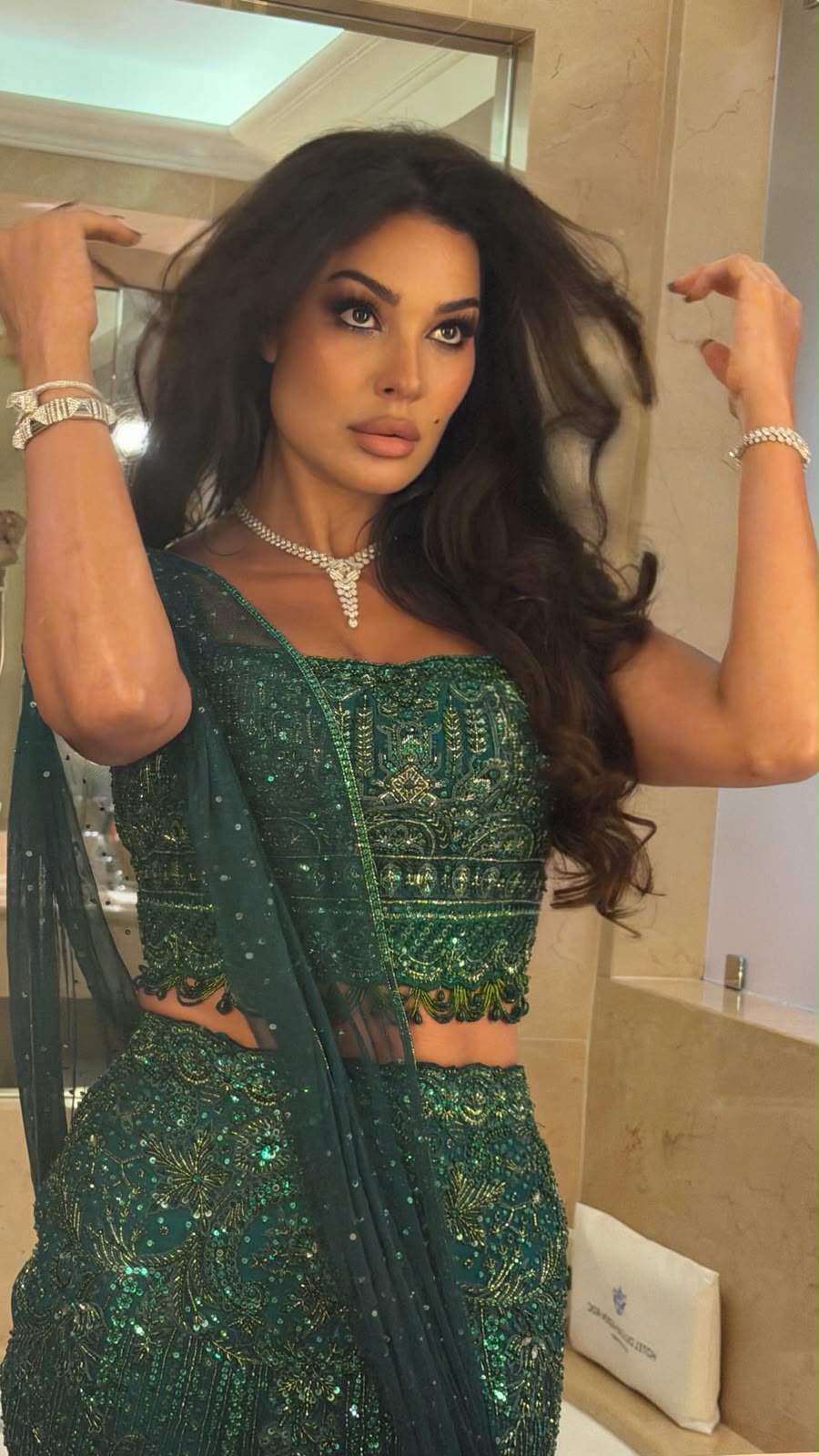 نادين نسيب نجيم بلوك هندي في ليلة الحنّة الخاصة بمصممة الأزياء العالمية تمارا رالف (المكتب الإعلامي)