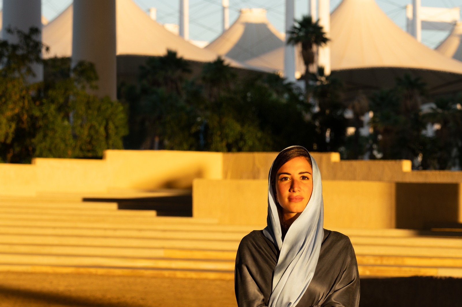 آية البكري، الرئيسة التنفيذية لمؤسسة بينالي الدرعية، التي تقود واحدة من أبرز المنصات الفنية في السعودية.