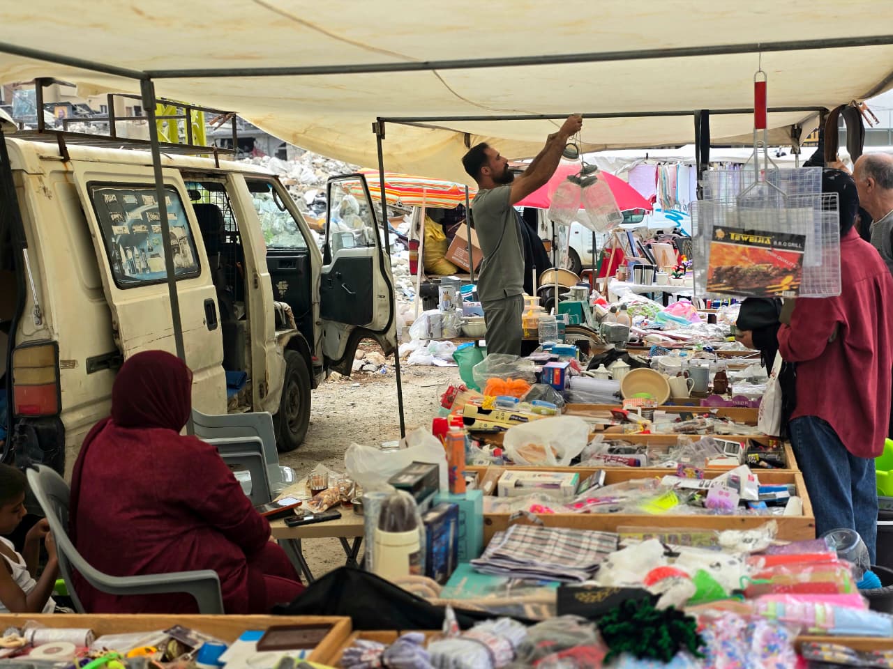 سوق الاثنين الشعبي في النبطية حيث يحاول التجار والباعة النهوض به من جديد وسط الركام الكبير (أحمد منتش).