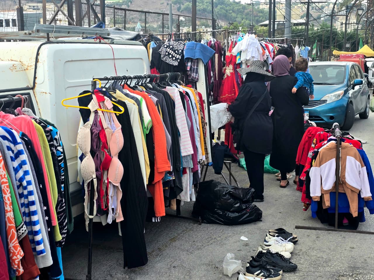 سوق الاثنين الشعبي في النبطية حيث يحاول التجار والباعة النهوض به من جديد وسط الركام الكبير (أحمد منتش).