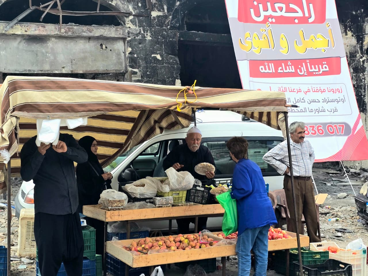 منتوجات من حاصبيا في سوق الاثنين بالنبطية: تين وتفاح وصبار وتين شوكي (أحمد منتش).