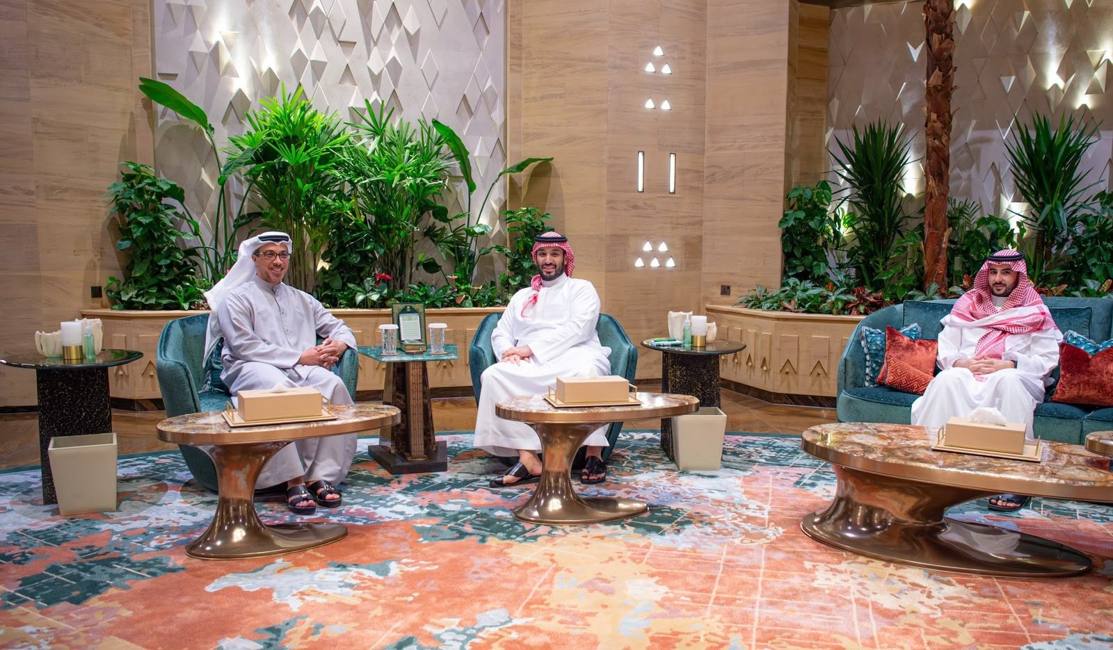 ولي العهد السعودي الأمير محمد بن سلمان مستقبلاً نائب رئيس دولة الإمارات الشيخ منصور بن زايد آل نهيان، بحضور وزير الدفاع السعودي الأمير خالد بن سلمان في الرياض، 29 أيلول/سبتمبر 2026. (واس)