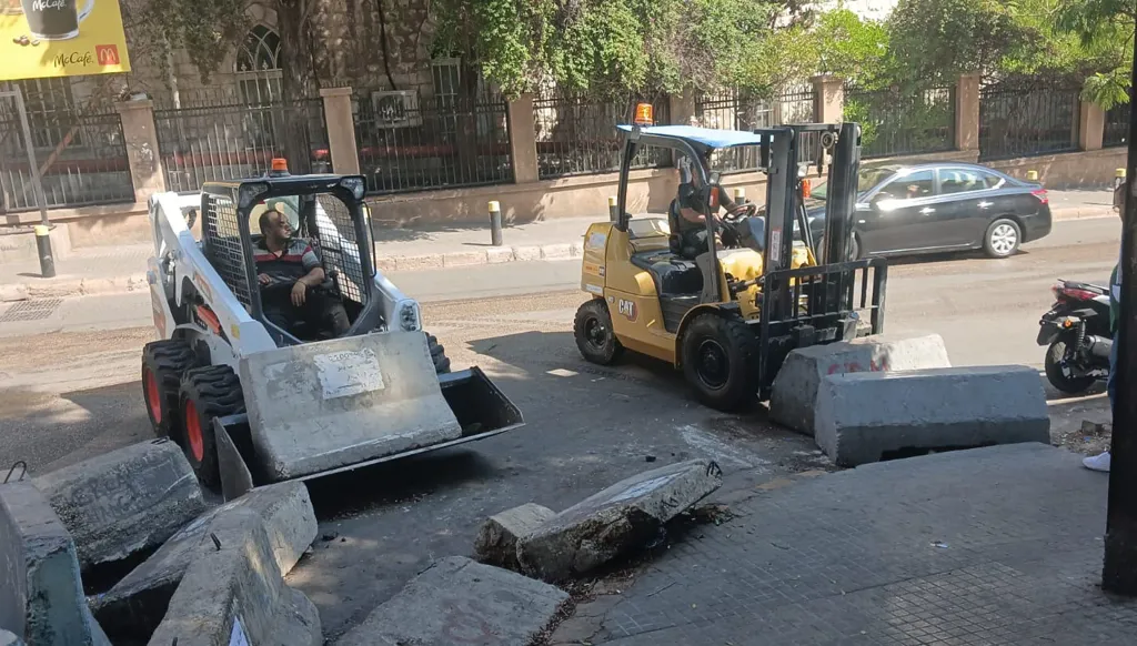 بلدية بيروت تواصل إزالة العوائق في شوارع الحمرا ضمن خطة لمعالجة أزمة السير