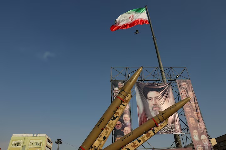 صاروخان إيرانيان معروضان بجانب لافتة تحمل صورة الزعيم الأعلى الإيراني، مجتبى خامنئي، في أحد شوارع طهران يوم 27 أيلول/سبتمبر 2026. (رويترز)