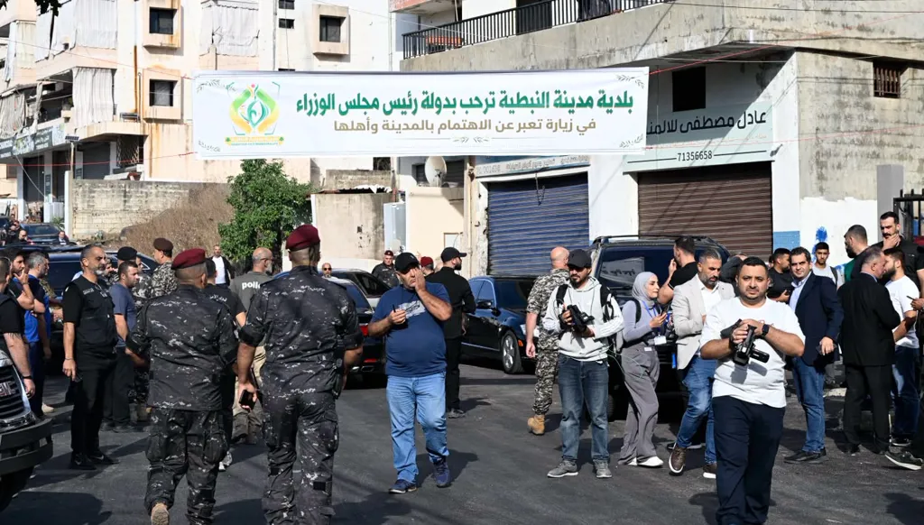 لافتة تُرحّب بالرئيس نواف سلام في مدينة النبطية (حسام شبارو)