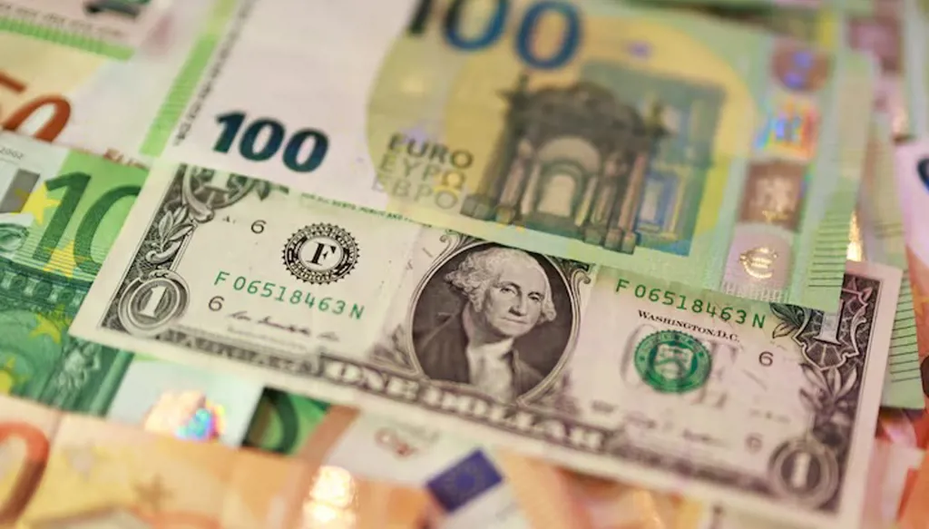 الدولار يقترب من أعلى مستوى في 17 شهراً... كم بلغ؟
