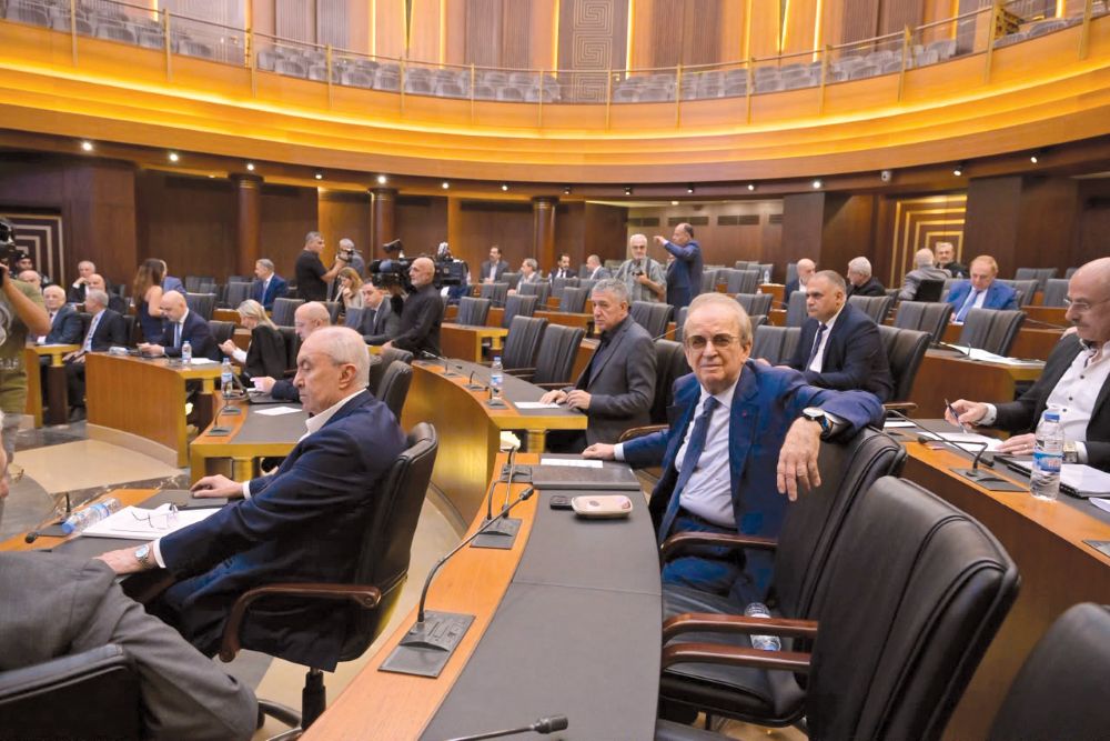 نواب خلال جلسة اللجان المشتركة في القاعة العامة في مجلس النواب. (نبيل اسماعيل)