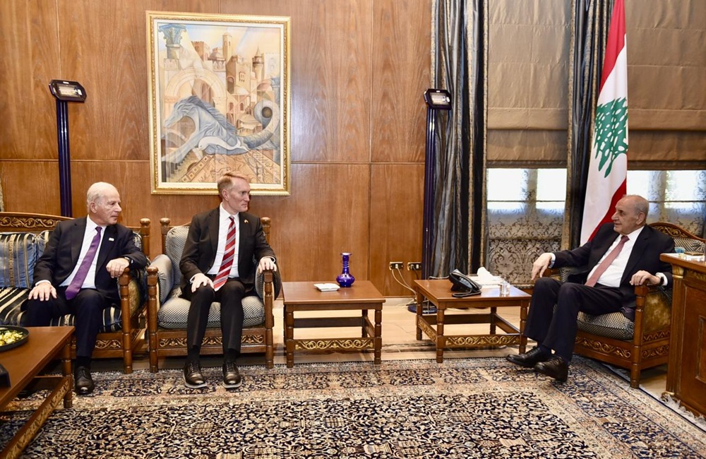 الرئيس نبيه بري مستقبلاً السيناتور الأميركي جيمس بول كلانفورد بحضور السفير الأميركي ميشال عيسى. (حسام شبارو)