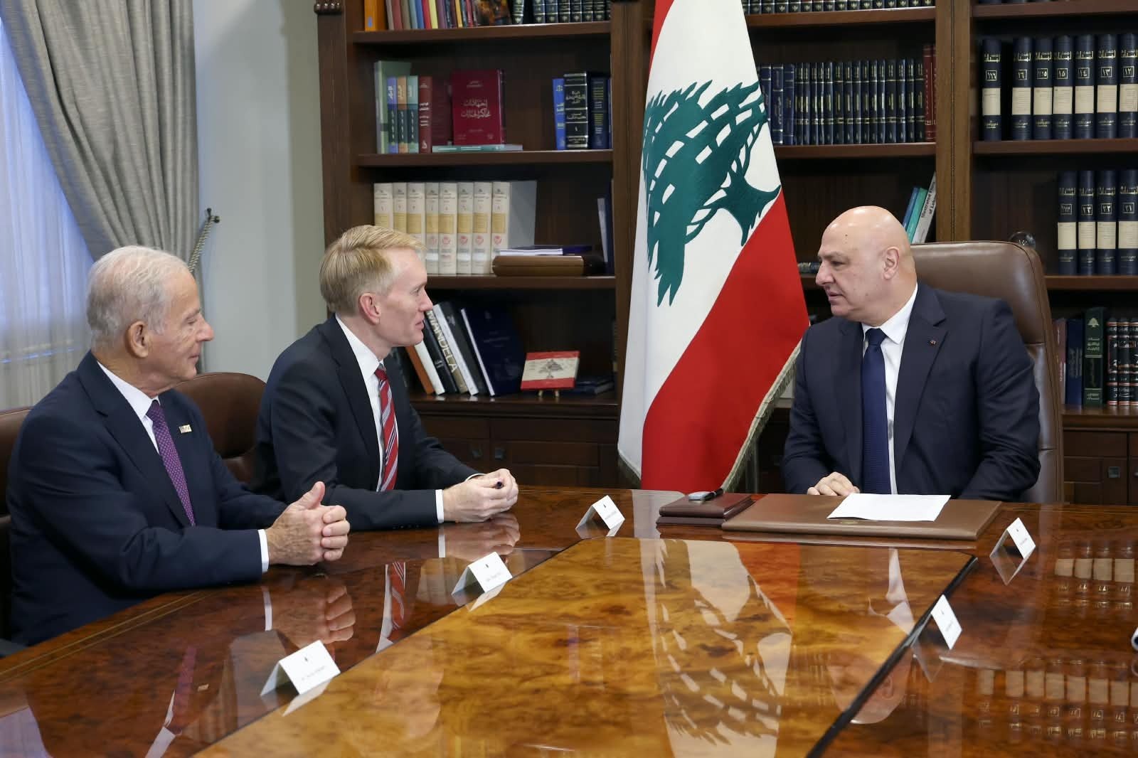 الرئيس الجمهورية جوزف عون يتسقبل السيناتور الأميركي جيمس بول كلانفورد بحضور السفير الأميركي ميشال عيسى. (موقع الرئاسة)