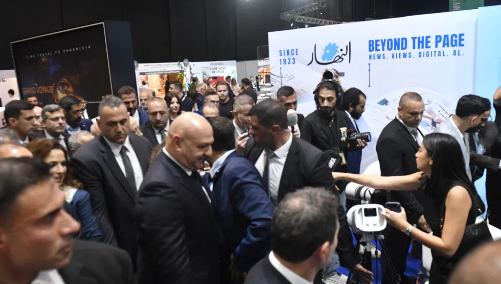 عون يجول في أرجاء معرض "إكسبيريا" (حسام شبارو).