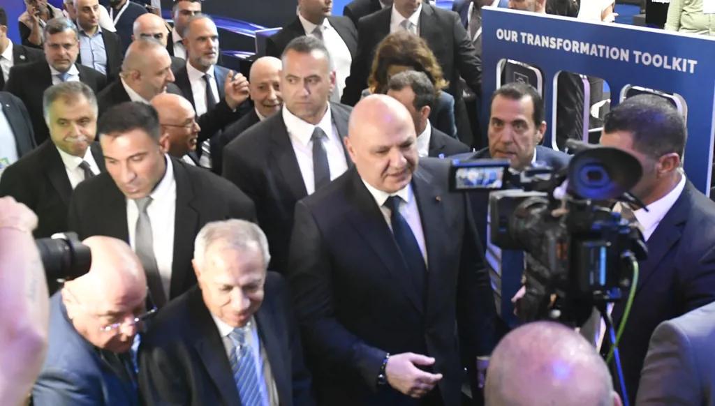 عون يجول في أرجاء معرض "إكسبيريا" (حسام شبارو).