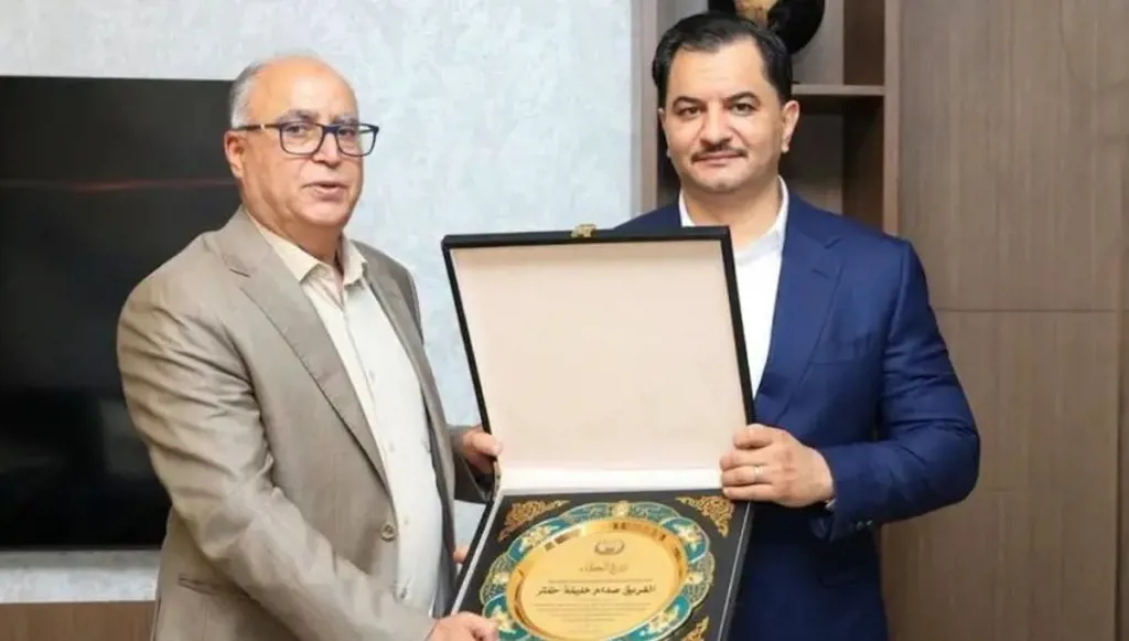 رئيس مجلس النواب الليبي الجديد الصالحين عبدالنبي العبيدي (يساراً) مع نائب القائد العام للجيش الوطني صدام حفتر خلال لقاء سابق. (فايسبوك)