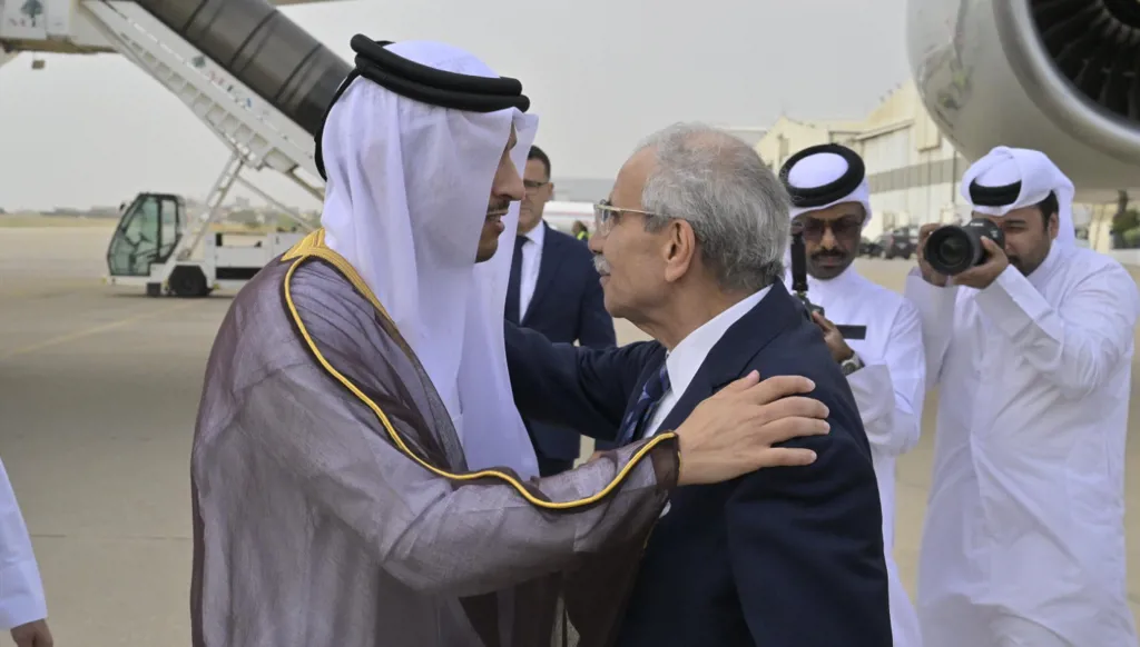 رئيس الحكومة اللبنانية نواف سلام (يمين) يستقبل نظيره القطري (يسار) في مطار بيروت (نبيل اسماعيل).