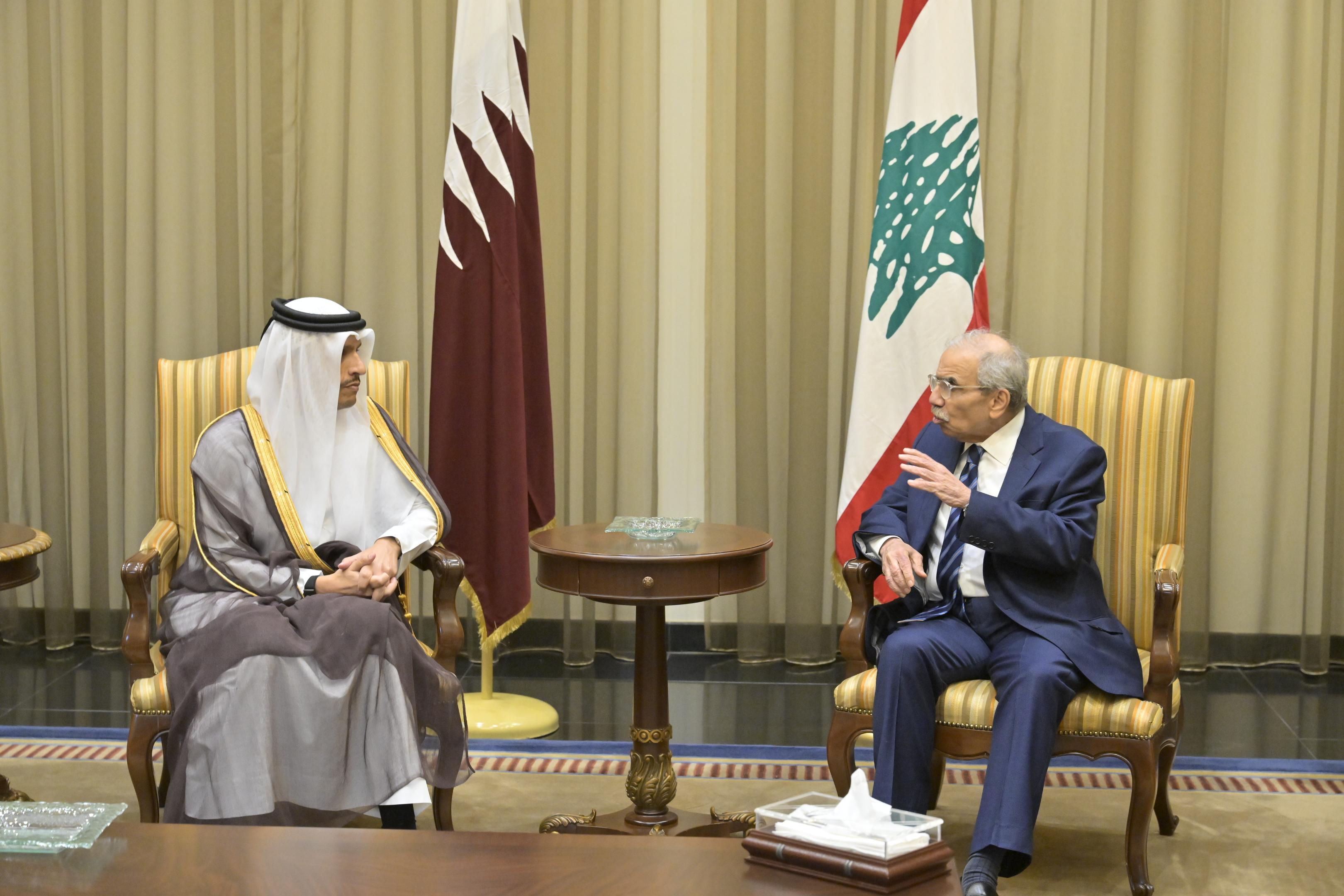 لقاء ثنائي بين سلام (يمين) ونظيره القطري (يسار) في صالون كبار الزوار بمطار بيروت (نبيل اسماعيل).